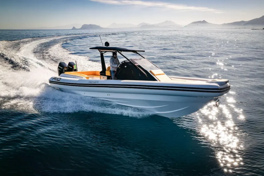 Embarcación recreativa por las aguas de Menorca