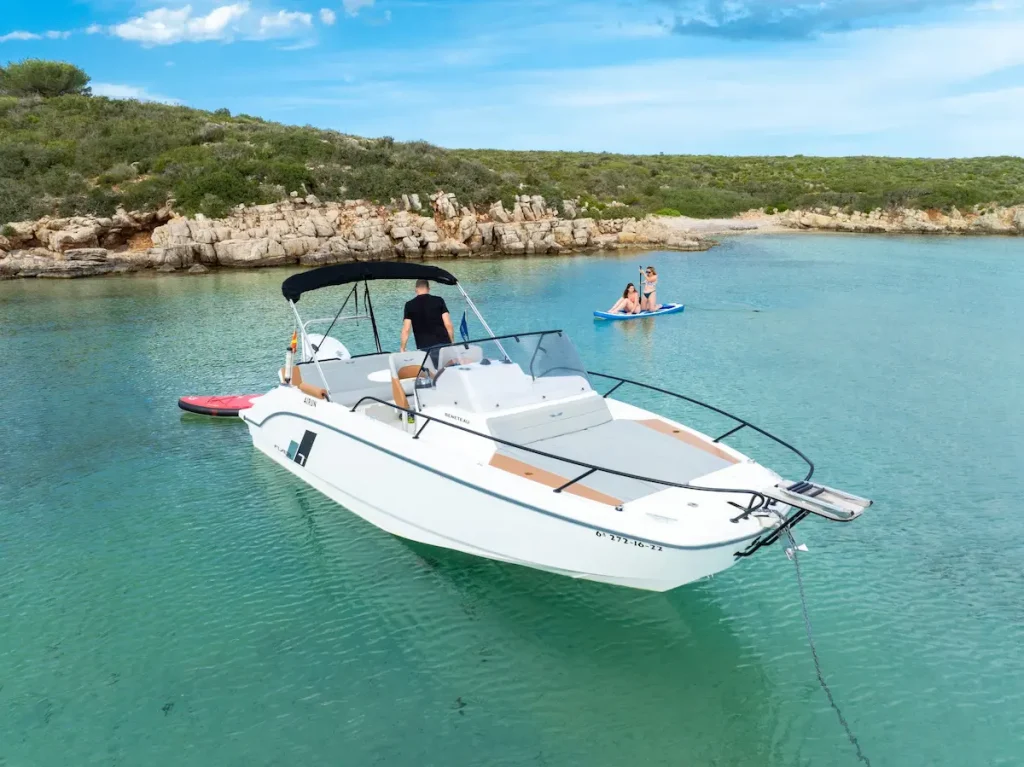 Embarcación Flyer 7 por las aguas de Menorca