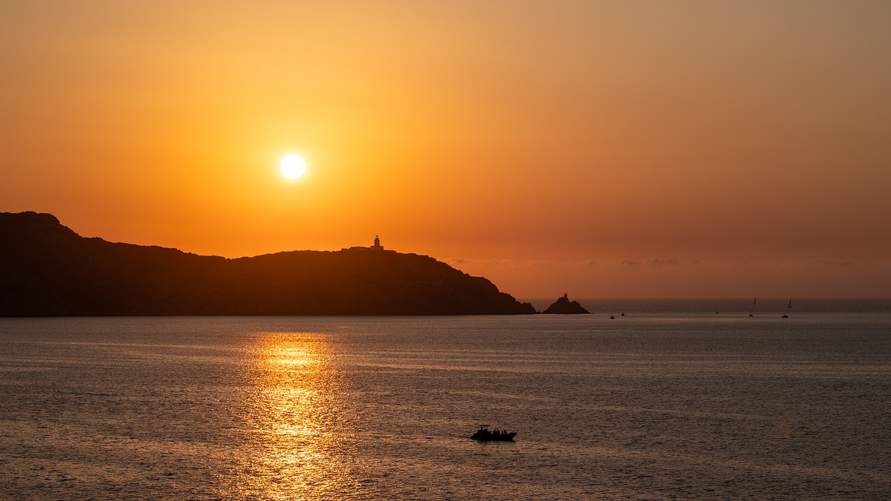 Atardecer en barco sin patrón en Menorca