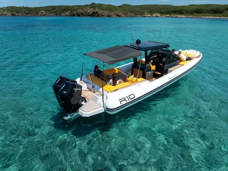 Lancha deportiva Renier R10, ideal para navegar