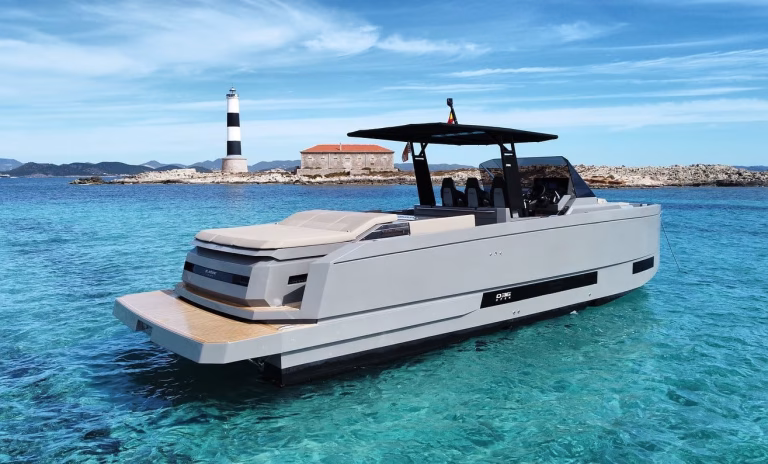 Alquiler de De Antonio D36 en Menorca